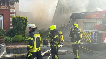 großfeuer südlich von hamburg: mehrfamilienhaus komplett in flammen