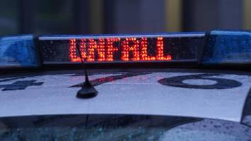 vater mit tochter auf roller kollidiert beim abbiegen mit radfahrer