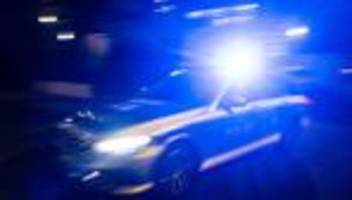 Messer gezogen: 25-Jähriger sticht mehrfach auf 19-Jährigen bei Feier ein