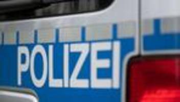 sek rückt an: junger mann greift passanten an - polizei entdeckt armbrust