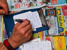 sparen und sonderangebote prüfen: deutsche knausern sich durch die krise