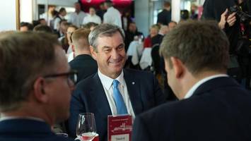 Auf der Spargelfahrt frotzelt Söder erst, dann applaudiert ihm die SPD