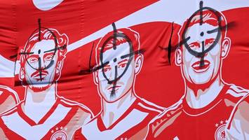 mit fadenkreuzen – unbekannte drohen auf coca-cola-plakat der nationalmannschaft