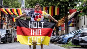 riesiges fahnenmeer: straße zur wm im ausnahmezustand – „das ist einmalig“