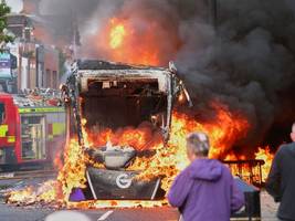 Großbritannien: Belfast: Brennende Fahrzeuge nach Messerattacke