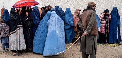afghanistan: taliban lassen frauen ohne ganzkörperschleier festnehmen