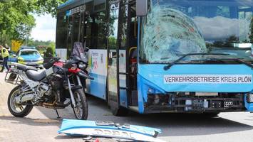 Biker kracht frontal in einen Linienbus und schwebt jetzt in Lebensgefahr