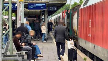 Chaos am Bahnhof: Statt der S-Bahn kommt ein Güterzug mit Kesselwagen