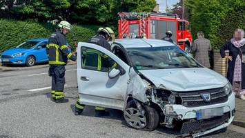 kontrollverlust: 64-jährige rammt mauer, dacia landet auf dem dach