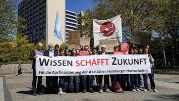 kürzungen an der uni: jetzt gehen studierende und professoren auf die straße