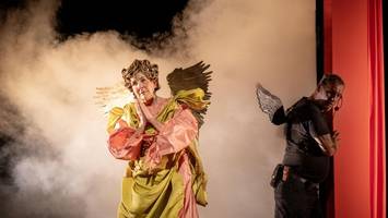 „The boys are kissing“ am Thalia Theater: Wenn Eltern überschnappen
