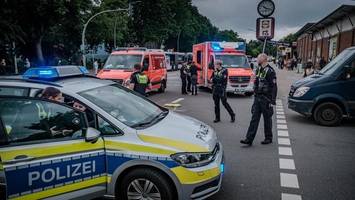 schwerer unfall in jenfeld: transporter rollt plötzlich los und erfasst frau