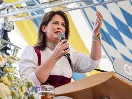 michaela kaniber: als tradwife beim burschenverein