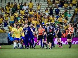 polizeischutz für schiri: acht brasilianerinnen sehen in chaotischem testspiel rot