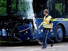 Viele Schüler verletzt: Kind stirbt bei Unfall zweier Busse in Bayern