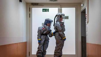 schutzanzug und panzerglas: wo der ebola-patient in der charité behandelt wurde