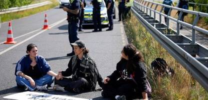 Internationale Luft- und Raumfahrtausstellung in Berlin: Aktivisten blockieren Zufahrt zu ILA