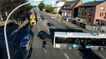 Autofahrer (21) übersieht rote Ampel und fährt in Bus: Langer Stau auf der B 73