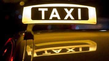 Fahrgast überfällt Taxifahrer: Ermittler suchen Mann mit dunklen Locken