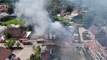Großfeuer in Tostedt breitet sich aus – immer wieder Explosionen