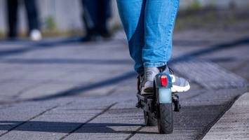 Unvorsichtiger Jugendlicher mit E-Scooter verletzt Seniorin schwer