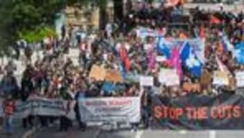 demonstration: tausende protestieren gegen uni-kürzungen in hamburg