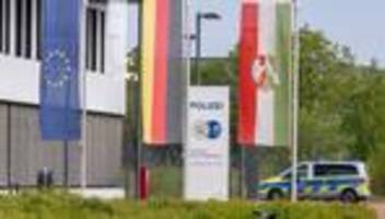 Durchsuchungen: Falsche Polizisten: Festnahmen bei Großeinsatz gegen Bande