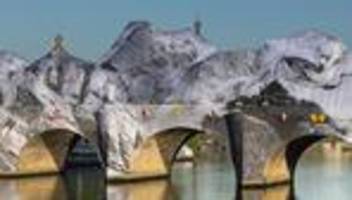 jr am pont neuf: in paris platzt ein gebirge