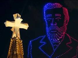 Lichtshow an der Sagrada Família: Papst segnet Jesus-Turm und betet für Gaudí