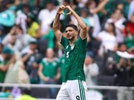 Mexiko leuchtet: Wilder Fußball-Rausch und wüste Treterei überrollen WM-Sorgen