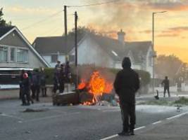 rassistische ausschreitungen: polizei setzt wasserwerfer gegen randalierer bei belfast ein