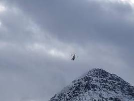 rettungskräfte: ein wunder: bergsteiger stürzt 150 meter ab und überlebt nacht im schnee