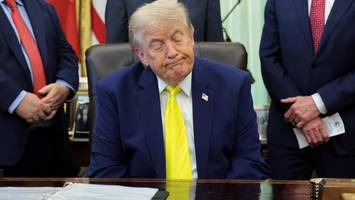 „Surreale“ Brustwarzen-Debatte: So verzweifeln Trump-Berater am Epstein-Skandal