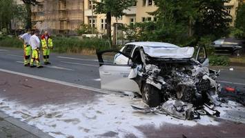 Schwerer Crash in Friedenau: Mietwagen rammt SUV an Ampel – Vier Verletzte