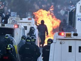 Nordirland: Erneute Proteste in Belfast: Polizei setzt Wasserwerfer ein