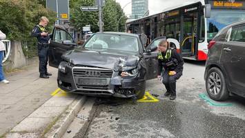 Schwerer Unfall nach illegalem Wendemanöver – Zwei Verletzte