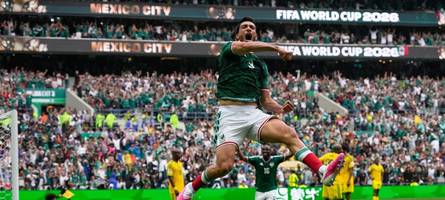Rot-Festival gegen Südafrika: Mexiko gewinnt WM-Auftakt