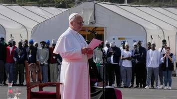 papst leo xiv. sitzt wegen flugzeugpanne fest – könig felipe eilt zu hilfe