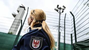 flughafen ber: hier kommen gefährder und asylsuchende ohne perspektive unter
