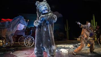 ein grizzlybär geht um im deutschen theater: „winnetou v“