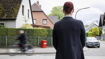 jugendliche prügeln hamburger nieder: frau des opfers schildert brutale attacke