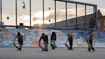 spektakuläre skateboard-choreografie beim tanzfestival in hamburg