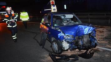 a1: nissan nach crash in leitplanke totalschaden – warum wechselte lkw die spur?