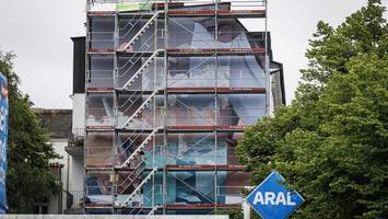 neuer hingucker im grindel: auf hausfassade entsteht ein riesiges wandgemälde