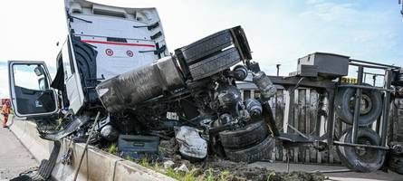 Unfall auf der A8: Lastwagen gerät wegen geplatzten Reifen ins Schleudern und durchbricht Leitplanke