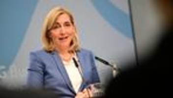Pflegereform: Warken will größere steuerliche Förderung von privater Pflegevorsorge