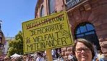 Versammlung in Mainz: Hunderte fordern Überprüfung rechtsextremer Parteien