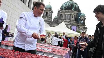 300-meter-erdbeertorte in berlin: konditoren sammeln hospiz-spenden
