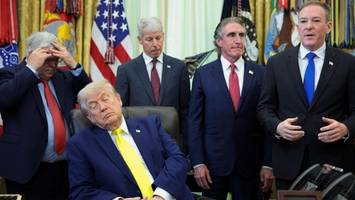 Wegnicken, Wirrwarr, Widerstand: Trumps 80. Geburtstag wird zur Machtkrise
