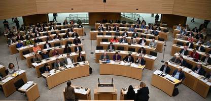 bayern, hessen, nordrhein-westfalen: einige bundesländer halten an diätenerhöhung fest